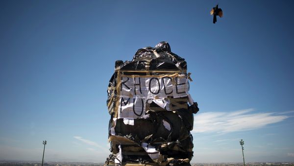 A statue of British coloniser Cecil John Rhodes is covered in plastic bags as part of a protest by students and staff of the University of Cape Town (UCT) - Sputnik International