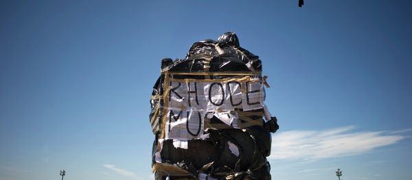 A statue of British coloniser Cecil John Rhodes is covered in plastic bags as part of a protest by students and staff of the University of Cape Town (UCT) - Sputnik International