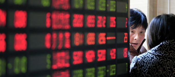 Investors talk next to the stock price monitor at a private securities company Thursday Dec. 19, 2013 in Shanghai, China - Sputnik International