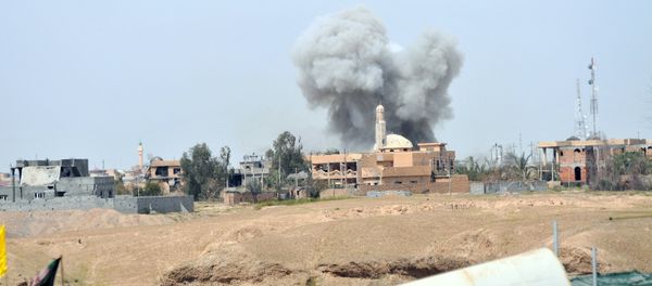 Smoke rises during clashes between Islamic state militants and the Iraqi army in Tikrit March 28, 2015 - Sputnik International