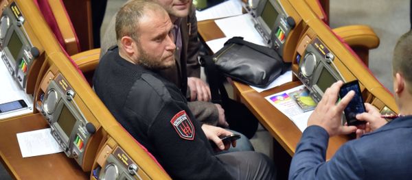 Ukrainian far-right Pravy Sektor (Right Sector) Dmytro Yarosh (C) poses for a picture during the opening of new parliamentary session in Kiev on November 27, 2014 - Sputnik International