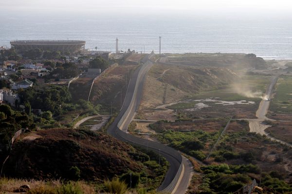 A U.S. Border Patrol vehicle, right, drives along a road running alongside the border structures that separate Tijuana, Mexico, left, from San Diego Thursday, June 13, 2013, in San Diego A U.S. Border Patrol vehicle, right, drives along a road running alongside the border structures that separate Tijuana, Mexico, left, from San Diego Thursday, June 13, 2013, in San Diego - Sputnik International