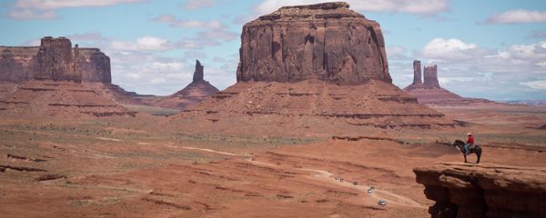 A Navajo man on a horse poses for tourists in front of the Merrick Butte in Monument Valley Navajo Tribal park, Utah, on May 12, 2014 - Sputnik International