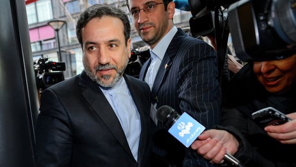 Iranian Deputy Foreign Minister Abbas Araqchi enters the mission of the European Union building on December 17, 2014 in Geneva - Sputnik International