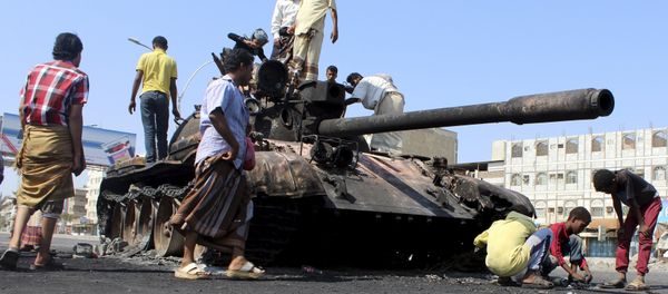 People gather near a tank burnt during clashes on a street in Yemen's southern port city of Aden March 29, 2015 People gather near a tank burnt during clashes on a street in Yemen's southern port city of Aden March 29, 2015 - Sputnik International