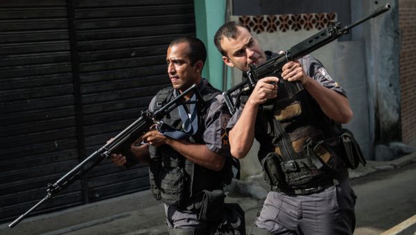 PM militarized police personnel patrol the Chuveirinho favela after an exchange of fire between traffickers and police in the Alemao shantytown complex in Rio de Janeiro, Brazil, on March 24 , 2015 PM militarized police personnel patrol the Chuveirinho favela after an exchange of fire between traffickers and police in the Alemao shantytown complex in Rio de Janeiro, Brazil, on March 24 , 2015 - Sputnik International