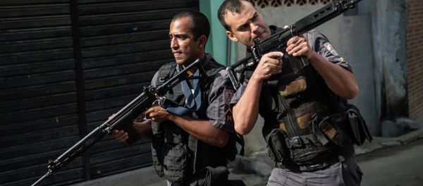PM militarized police personnel patrol the Chuveirinho favela after an exchange of fire between traffickers and police in the Alemao shantytown complex in Rio de Janeiro, Brazil, on March 24 , 2015 PM militarized police personnel patrol the Chuveirinho favela after an exchange of fire between traffickers and police in the Alemao shantytown complex in Rio de Janeiro, Brazil, on March 24 , 2015 - Sputnik International