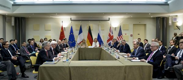 Officials from the P5+1 and the European Union wait for a meeting at the Beau Rivage Palace Hotel in Lausanne, Switzerland March 29, 2015 - Sputnik International