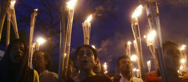Bangladeshi secular activists take part in a torch-lit protest against the killing of US blogger of Bangladeshi origin and founder of the Mukto-Mona (Free-mind) blog site, Avijit Roy - Sputnik International