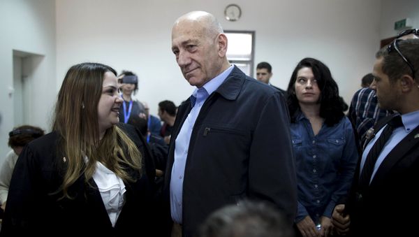 Former Israeli Prime Minister Ehud Olmert (C) waits to hear his verdict at Jerusalem District Court March 30, 2015 - Sputnik International