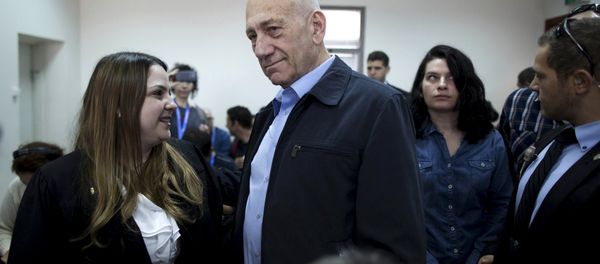 Former Israeli Prime Minister Ehud Olmert (C) waits to hear his verdict at Jerusalem District Court March 30, 2015 - Sputnik International