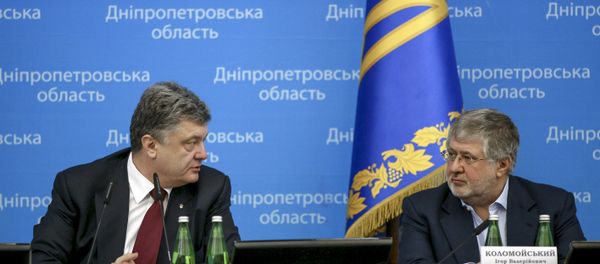 Ukrainian President Petro Poroshenko (L) talks to oligarch Ihor Kolomoyskyi during a representing ceremony of a new governor of the eastern Dnipropetrovsk region in Dnipropetrovsk March 26, 2015 Ukrainian President Petro Poroshenko (L) talks to oligarch Ihor Kolomoyskyi during a representing ceremony of a new governor of the eastern Dnipropetrovsk region in Dnipropetrovsk March 26, 2015 - Sputnik International