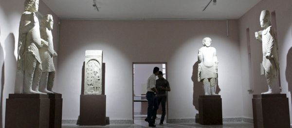 Iraqi men visit the Nassiriya Museum in Nassiriya province March 26, 2015. Nassiriya Museum has reopened for the first time since its closure in 1991 after it was looted during a Shi'ite uprising in southern Iraq. Picture taken March 26 2015 - Sputnik International