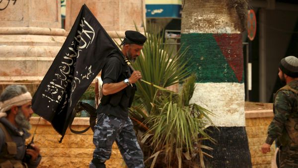 A Nusra front fighter carries his brigade's flag in Idlib city, after they took control of the area March 29, 2015 - Sputnik International