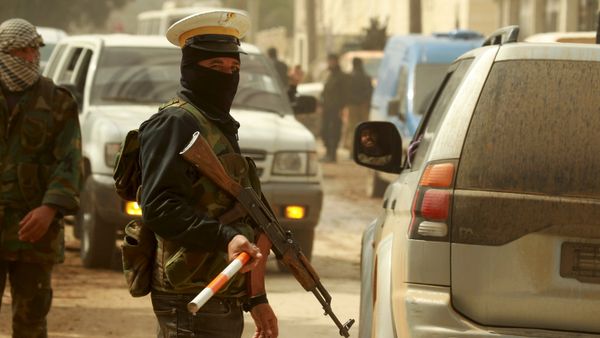 A rebel fighter wears a traffic police's hat while controlling traffic in Idlib city, after they took control of the area March 29, 2015 A rebel fighter wears a traffic police's hat while controlling traffic in Idlib city, after they took control of the area March 29, 2015 - Sputnik International