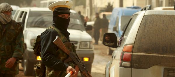 A rebel fighter wears a traffic police's hat while controlling traffic in Idlib city, after they took control of the area March 29, 2015 - Sputnik International