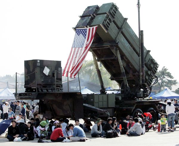 South Korean visitors shelter from the sun under the shadow of a U.S. Surface-to Air missile Patriot launcher during Air Power Day at the U.S. airbase in Osan, south of Seoul, South Korea - Sputnik International