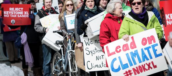 Activists march during a protest of the Keystone XL pipeline - Sputnik International