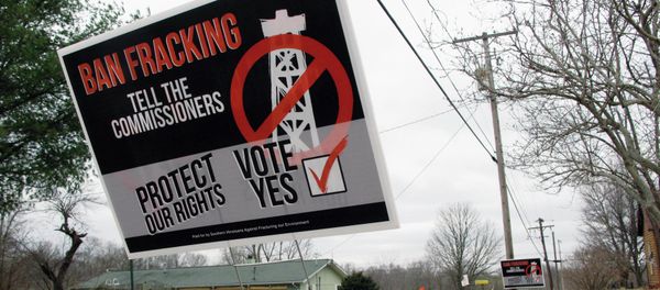 In this March 12, 2014 file photo, a sign near the Johnson County courthouse in Vienna, Ill., urges the county's voters to defeat a ballot referendum on the drilling practice called hydraulic fracturing or fracking - Sputnik International