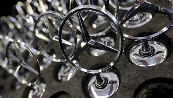 Car emblemsof a Mercedes-Benz S-class models lie at the plant in Sindelfingen, Germany - Sputnik International