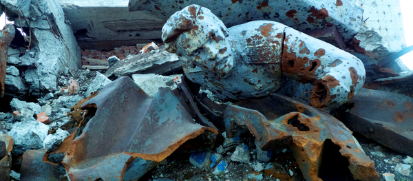 Destroyed statue at Saur-mogila, People's Republic of Donetsk Destroyed statue at Saur-mogila, People's Republic of Donetsk - Sputnik International