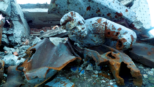 Destroyed statue at Saur-mogila, People's Republic of Donetsk Destroyed statue at Saur-mogila, People's Republic of Donetsk - Sputnik International