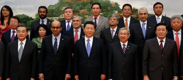Chinese President Xi Jinping (C) takes photos with guests of the Asian Infrastructure Investment Bank at the Great Hall of the People in Beijing on October 24, 2014. - Sputnik International