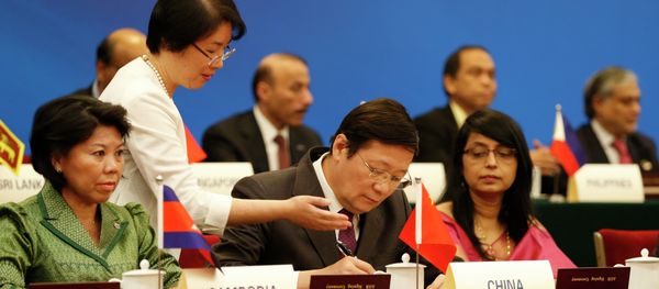 Chinese Finance Minister Lou Jiwei (C) signs with guests at the signing ceremony of the Asian Infrastructure Investment Bank at the Great Hall of the People in Beijing Chinese Finance Minister Lou Jiwei (C) signs with guests at the signing ceremony of the Asian Infrastructure Investment Bank at the Great Hall of the People in Beijing - Sputnik International