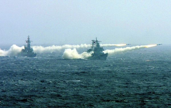 Two warships of the South China Sea Fleet of the Chinese Navy fire missiles during a competitive training. - Sputnik International