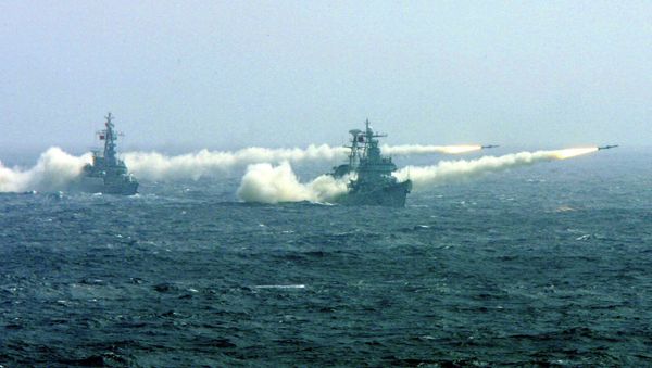 Two warships of the South China Sea Fleet of the Chinese Navy fire missiles during a competitive training. - Sputnik International