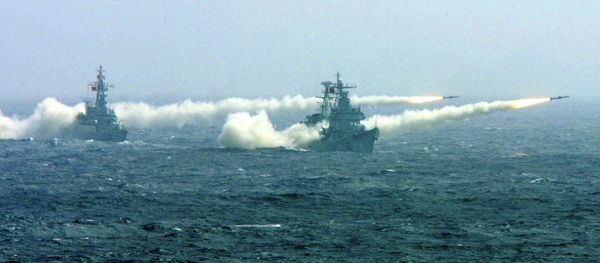 Two warships of the South China Sea Fleet of the Chinese Navy fire missiles during a competitive training. - Sputnik International