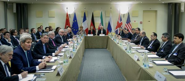 Officials wait for a meeting with officials from P5+1, the European Union and Iran at the Beau Rivage Palace Hotel March 31, 2015 in Lausanne. - Sputnik International
