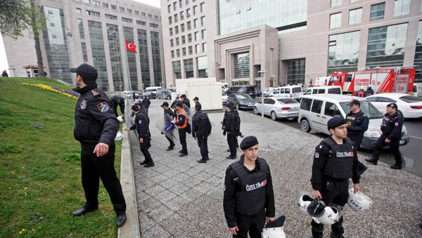 Turkish riot police stand guard outside the Justice Palace in Istanbul March 31, 2015. - Sputnik International