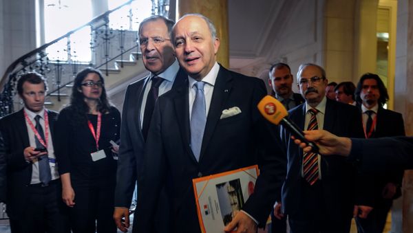French Foreign Minister Laurent Fabius (C-R) and Russian Foreign Minister Sergei Lavrov arrive for a bilateral meeting in Lausanne during Iran nuclear talks French Foreign Minister Laurent Fabius (C-R) and Russian Foreign Minister Sergei Lavrov arrive for a bilateral meeting in Lausanne during Iran nuclear talks - Sputnik International