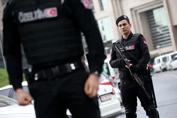 Members of special security forces stand outside the main courthouse in Istanbul, Turkey, Tuesday, March 31, 2015. - Sputnik International