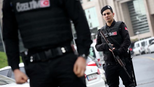 Members of special security forces stand outside the main courthouse in Istanbul, Turkey, Tuesday, March 31, 2015. - Sputnik International