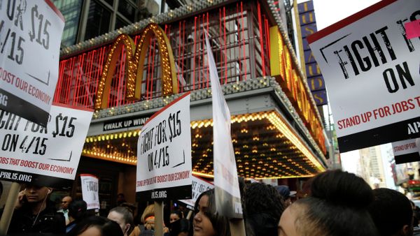 People participate in rally in front of a McDonalds - Sputnik International