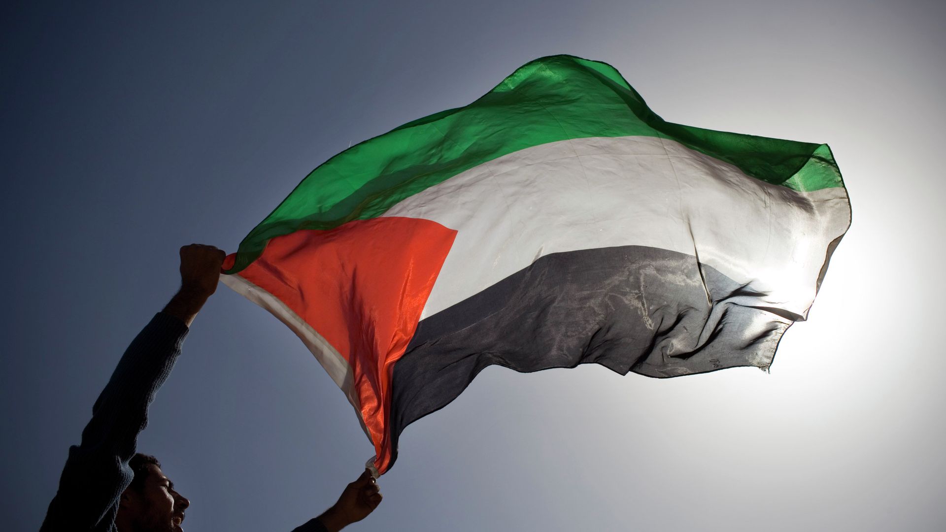 A Palestinian demonstrator waves a Palestinian flag. A Palestinian demonstrator waves a Palestinian flag. - Sputnik International, 1920, 22.05.2021