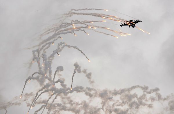 A Russian Yak-130 fighter jet shoots flares while perfoming a trick during the MAKS 2009 international aerospace show outside Moscow in Zhukovsky A Russian Yak-130 fighter jet shoots flares while perfoming a trick during the MAKS 2009 international aerospace show outside Moscow in Zhukovsky - Sputnik International