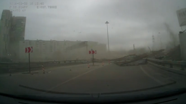 Tremendous Stroke of Luck: Driver Evades Being Fenced In - Sputnik International