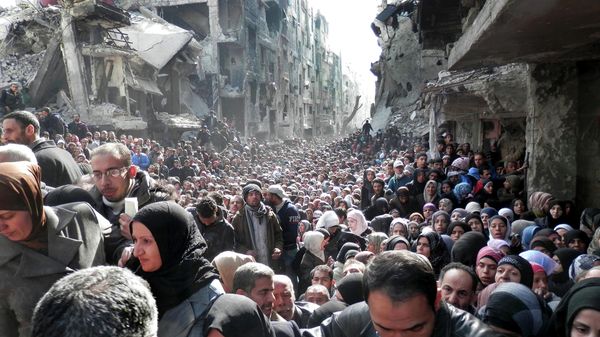 Residents of the besieged Palestinian camp of Yarmouk, queue to receive food supplies, Syria - Sputnik International