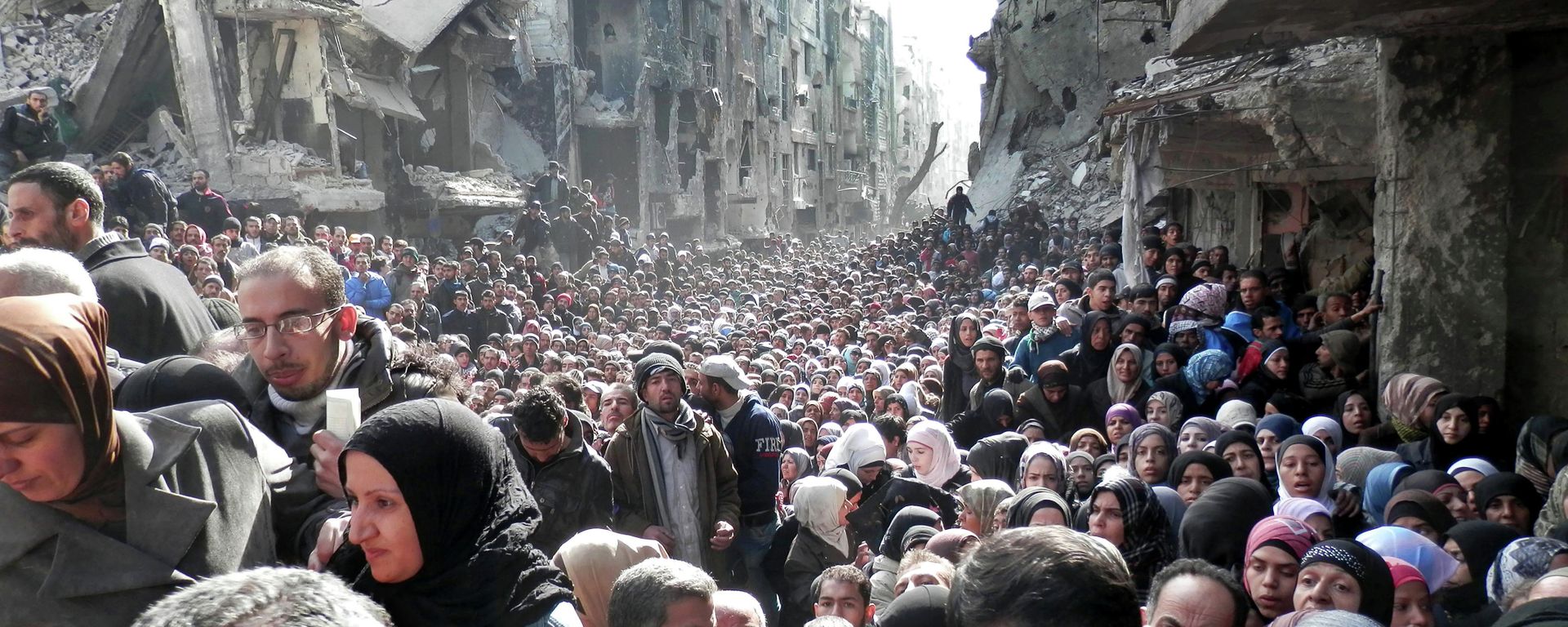 Residents of the besieged Palestinian camp of Yarmouk, queue to receive food supplies, Syria - Sputnik International, 1920, 04.02.2024