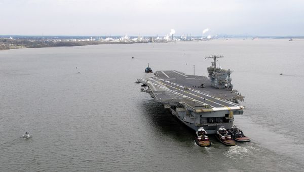 This photo supplied by the U.S. Coast Guard shows the decommissioned aircraft carrier USS John F.. Kennedy is towed Saturday, March 22, 2008, into the Port of Philadelphia - Sputnik International