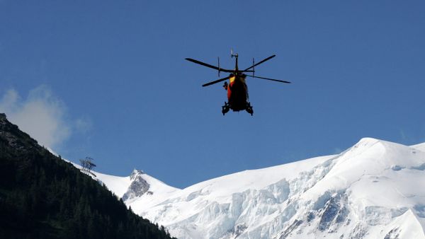 A rescue crew of the Securite Civile (emergency services) flies over French Alps - Sputnik International