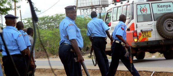 Kenyan police officers take positions outside the Garissa University College as an ambulance carrying the injured going to a hospital, during an attack by gunmen in Garissa, Kenya, Thursday, April 2, 2015. Kenyan police officers take positions outside the Garissa University College as an ambulance carrying the injured going to a hospital, during an attack by gunmen in Garissa, Kenya, Thursday, April 2, 2015. - Sputnik International