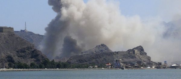 Smoke rises from an arms depot at the Jabal Hadeed military compound in Yemen's southern port city of Aden Smoke rises from an arms depot at the Jabal Hadeed military compound in Yemen's southern port city of Aden - Sputnik International
