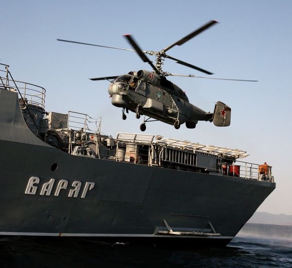 Anti-submarine helicopter Ka-27 hovering over the Guards' missile cruiser Varyag - Sputnik International