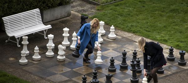 Russian journalists play a game of giant chess in a courtyard of the Beau Rivage Palace Hotel in Lausanne, Switzerland Russian journalists play a game of giant chess in a courtyard of the Beau Rivage Palace Hotel in Lausanne, Switzerland - Sputnik International