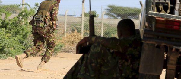 A Kenya Defense Force soldier runs for cover near the perimeter wall where attackers are holding up at a campus in Garissa April 2, 2015. A Kenya Defense Force soldier runs for cover near the perimeter wall where attackers are holding up at a campus in Garissa April 2, 2015. - Sputnik International