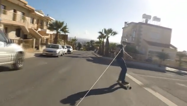 ‘Black Punisher’ Skitches Car on Longboard - Sputnik International